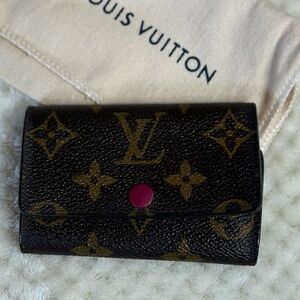 Pre-Loved Louis Vuitton Monogram 6 Key Holder ✨
Comes with LV dust bag.